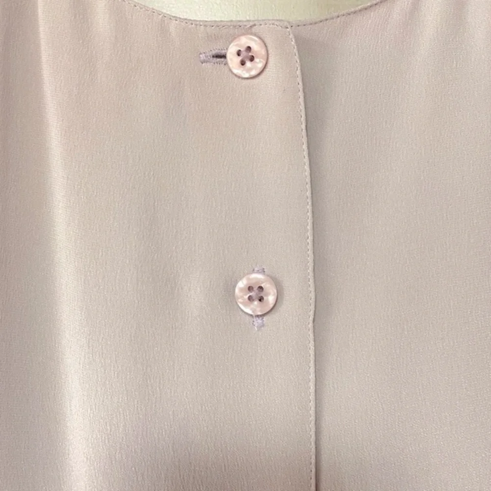 NWT Dana Buchman Light Grey Silk Sleeveless Button Back Blouse Sz 10 - Picture 7 of 7